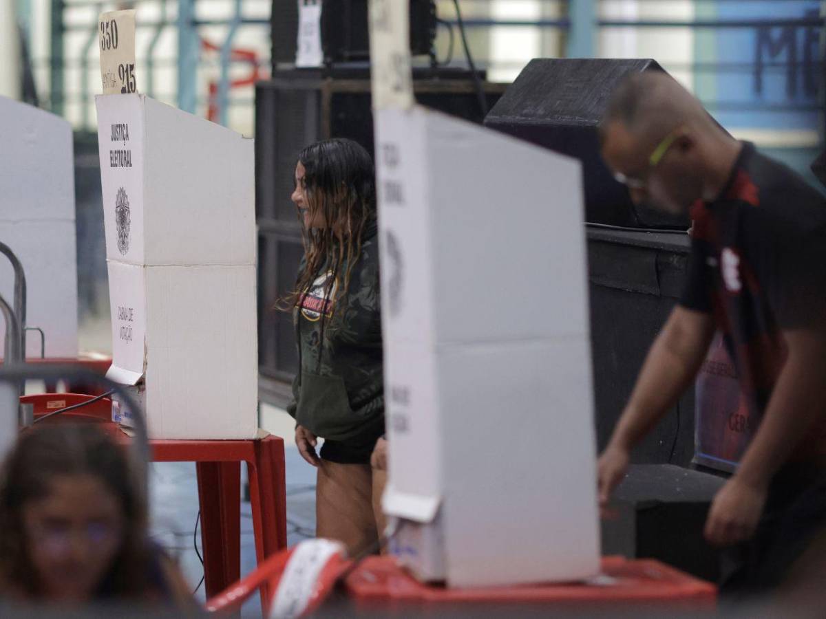 Votantes brasileños definen su futuro político en una segunda vuelta entre Lula y Bolsonaro
