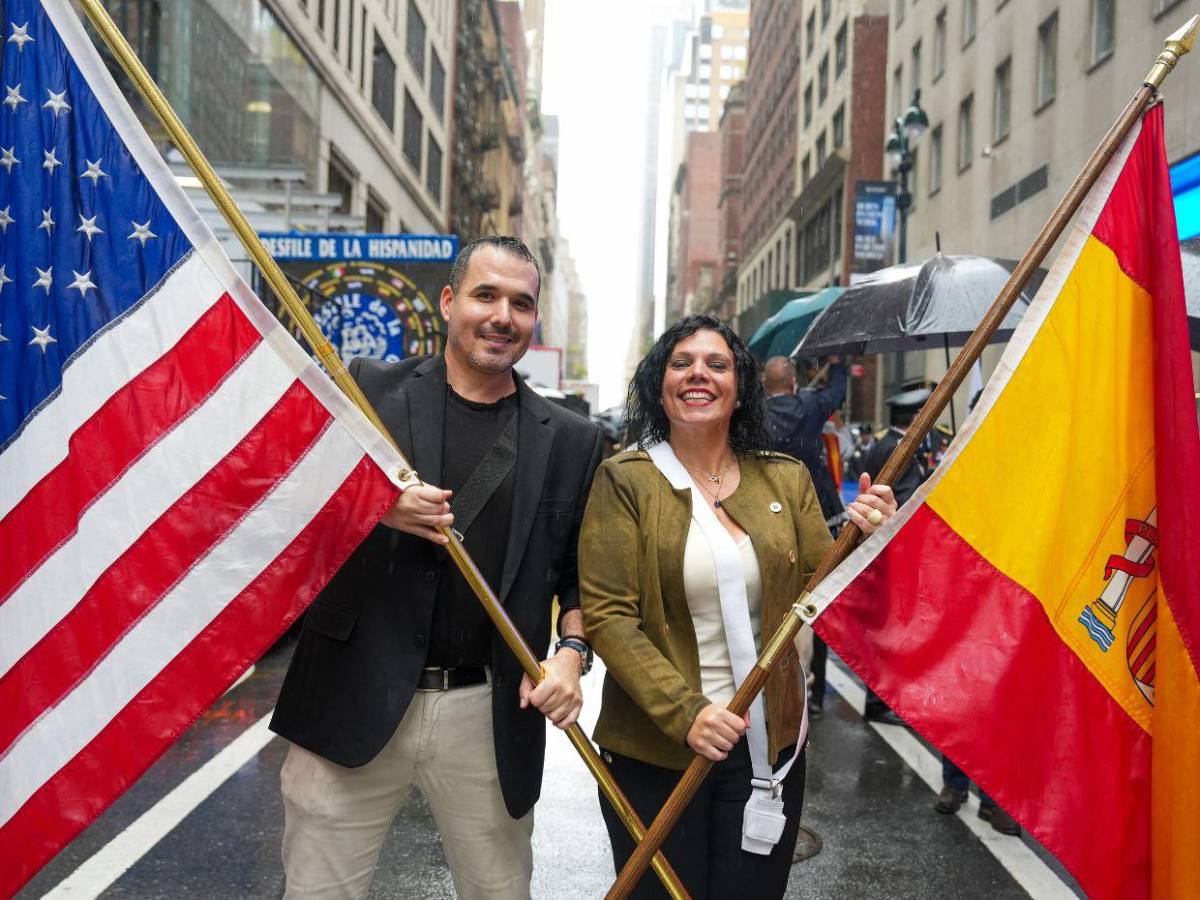 Bajo la lluvia, España y Latinoamérica llenan de color la Quinta Avenida de Nueva York