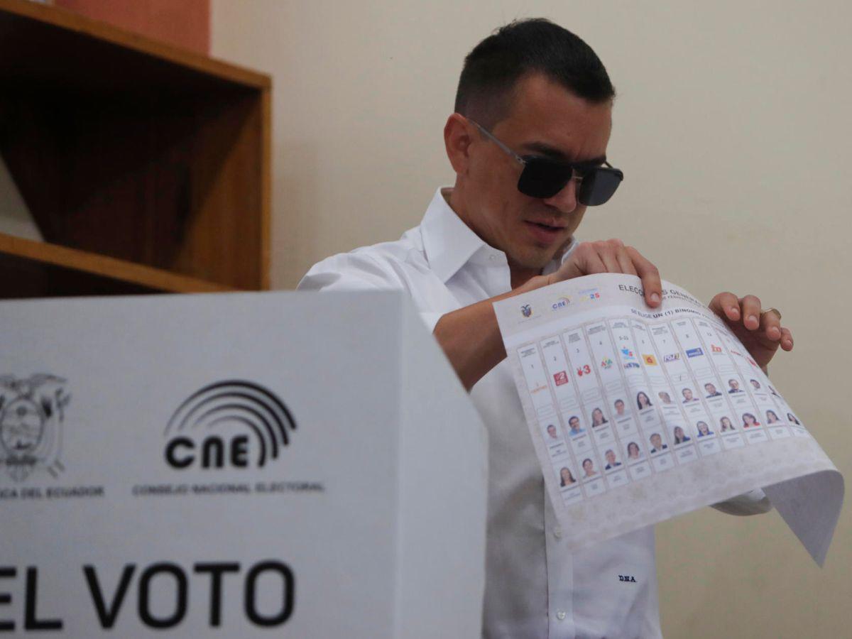 Elecciones en Ecuador: Noboa vota sin dar declaraciones y González denuncia “irregularidades”