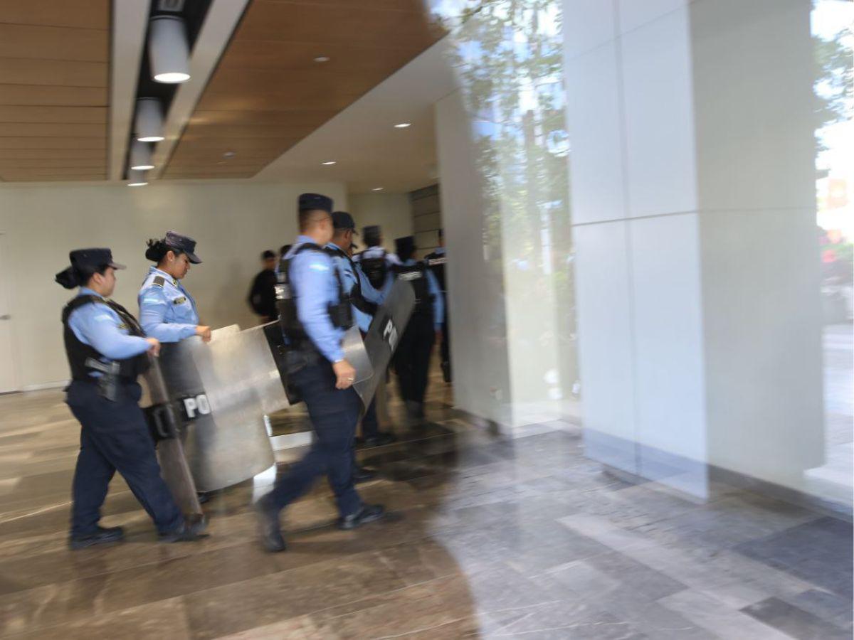 Colectivos de Libre paralizan operaciones en el Instituto de la Propiedad