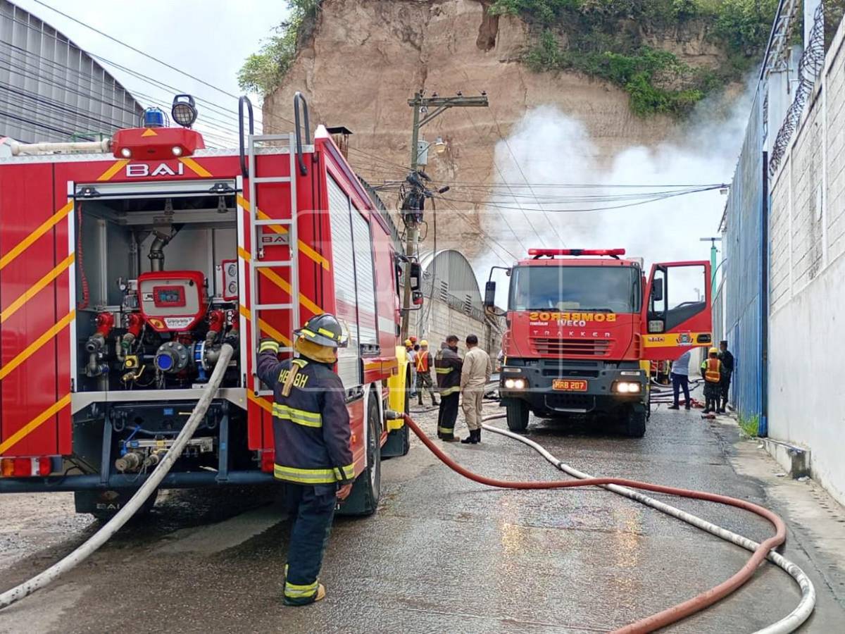 Grúas, tractores y helicóptero: el amplio despliegue de equipo pesado empleado tras derrumbe en la capital