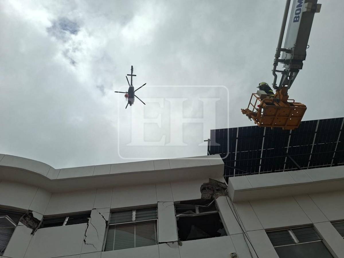 Grúas, tractores y helicóptero: el amplio despliegue de equipo pesado empleado tras derrumbe en la capital