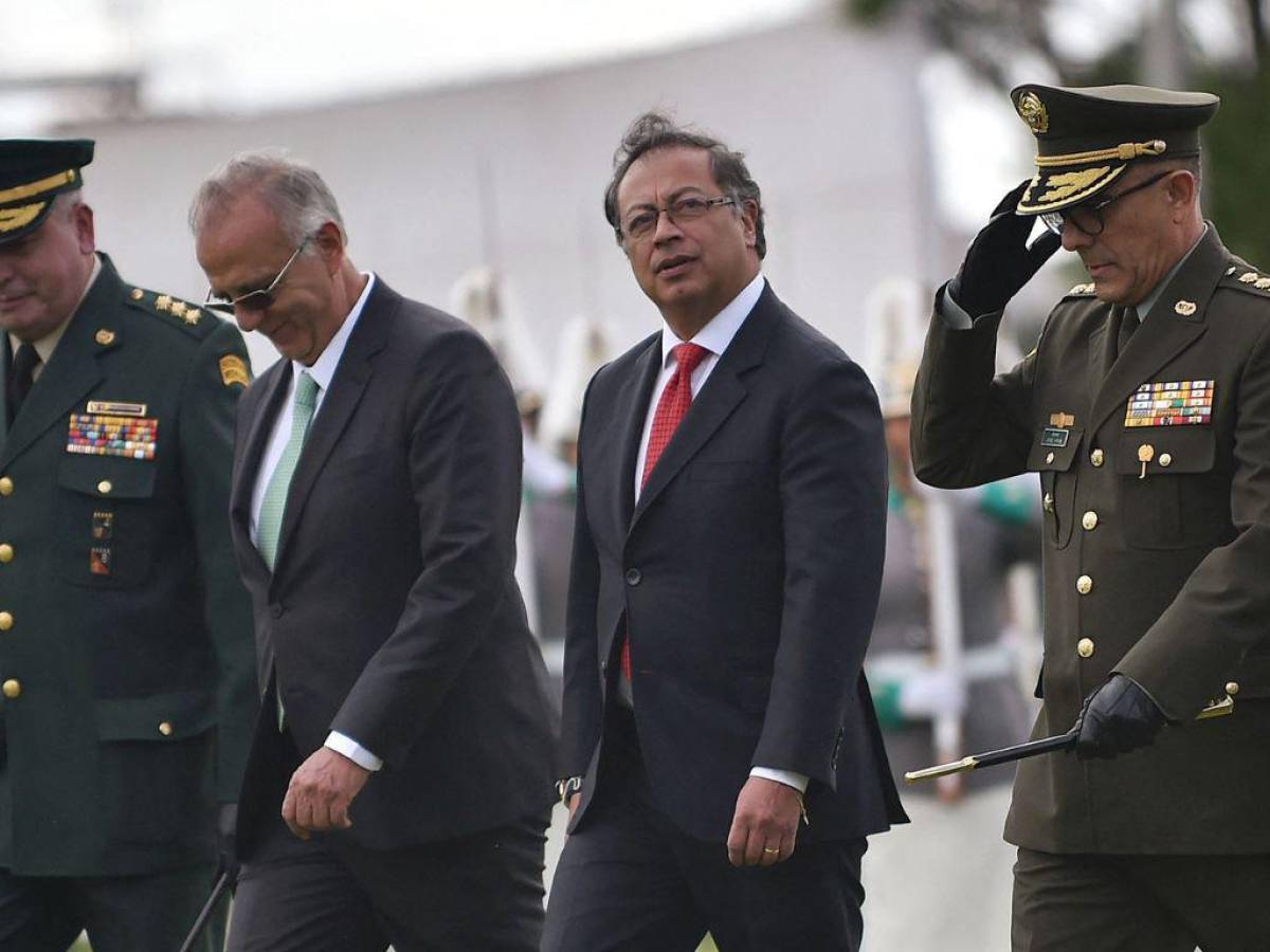 Gustavo Petro anuncia a los policías de Colombia una “transformación” del organismo