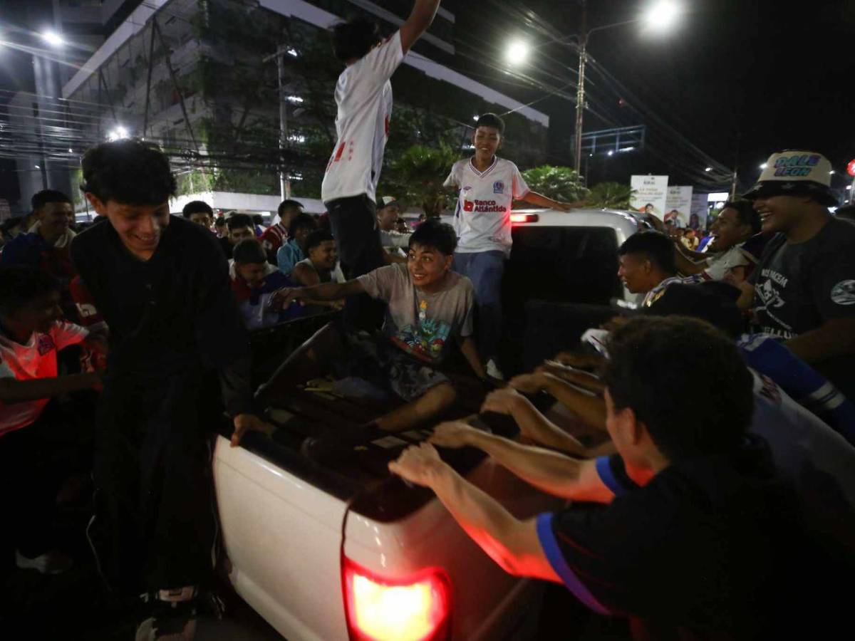 ¡Locura en bulevar Morazán! Así festejan los olimpistas el título 39