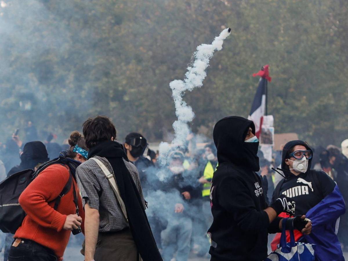 Francia anuncia toques de queda y Europa mira con inquietud la ola de disturbios