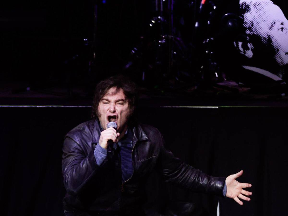 Cantó una hora como una estrella de rock: Milei ofrece concierto en Argentina