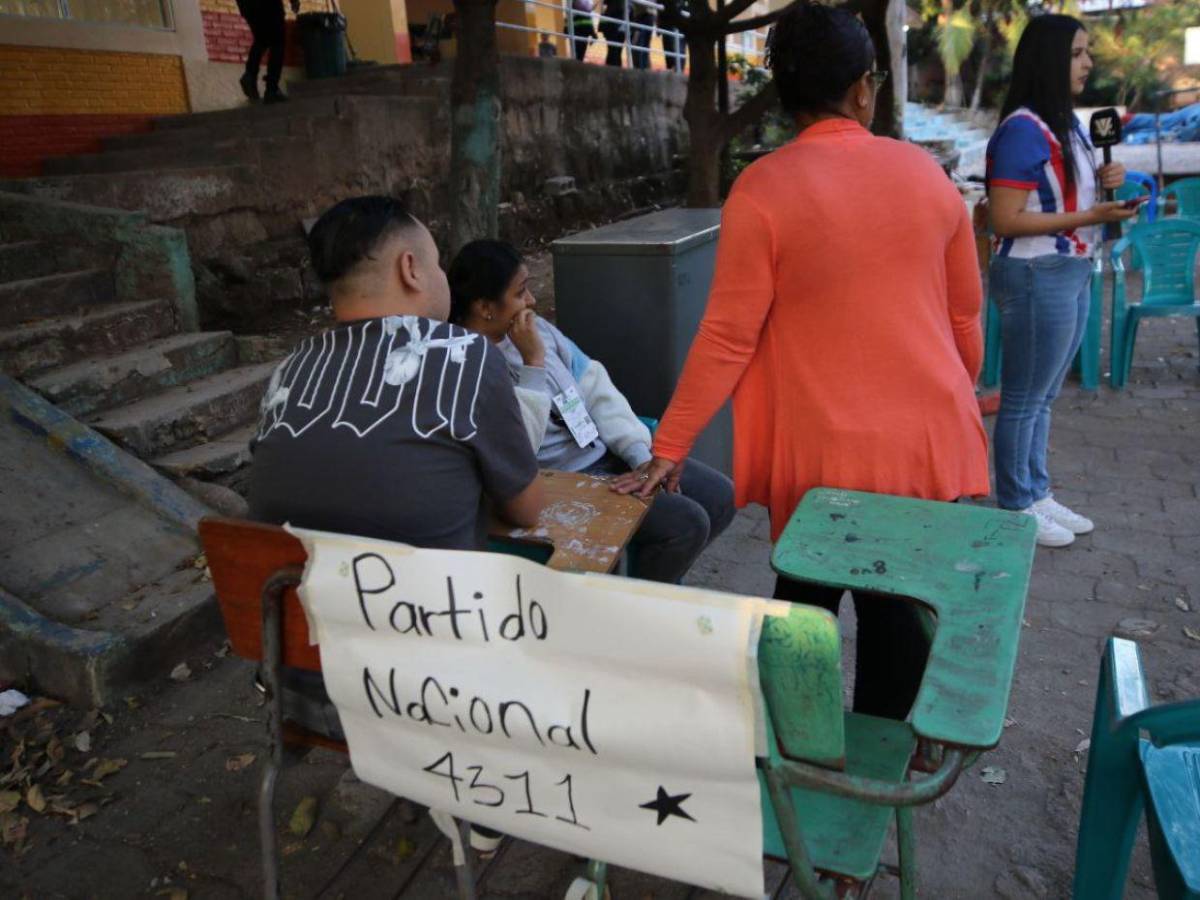 Entre pupitres rotos y a la intemperie: Partido Nacional denuncian que Libre acaparó aulas