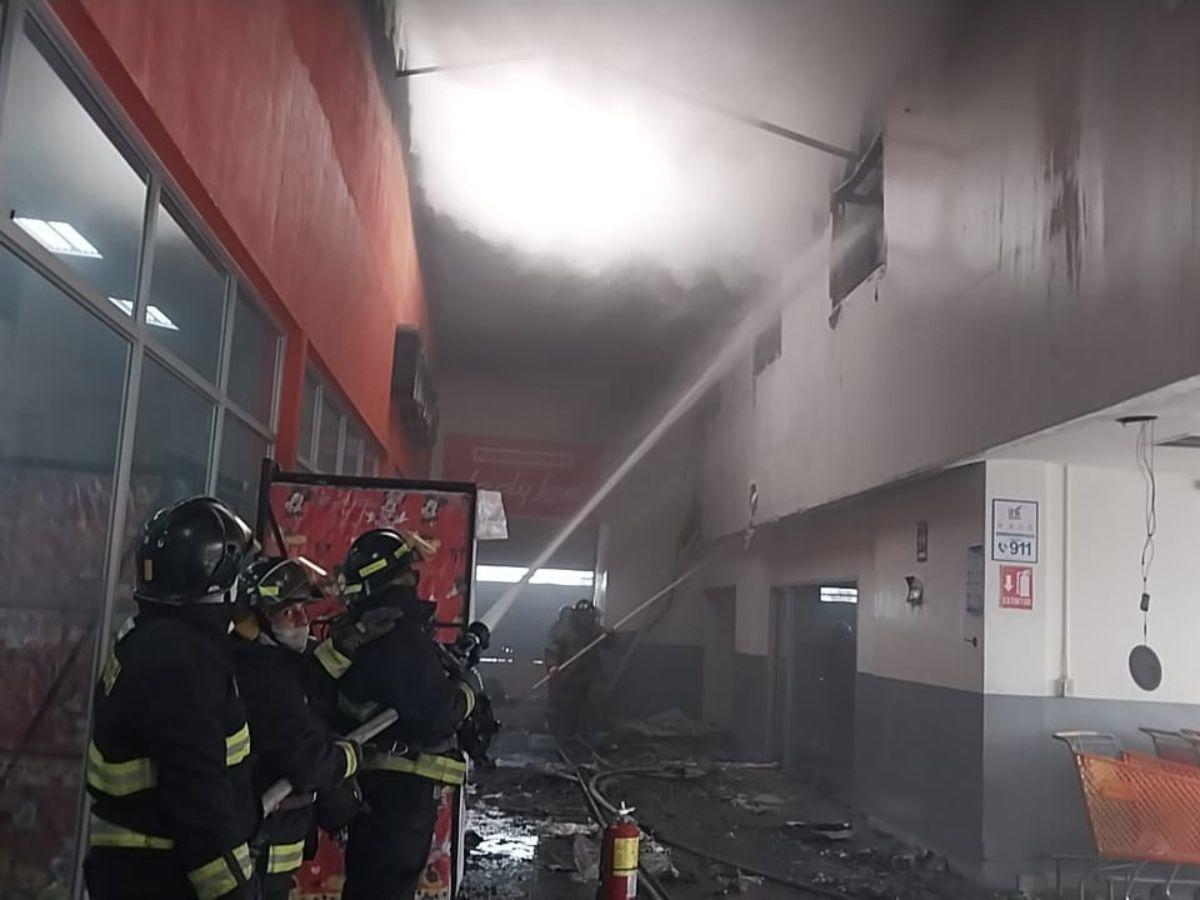 Fuerte incendio afecta reconocido negocio de venta de ropa en la capital