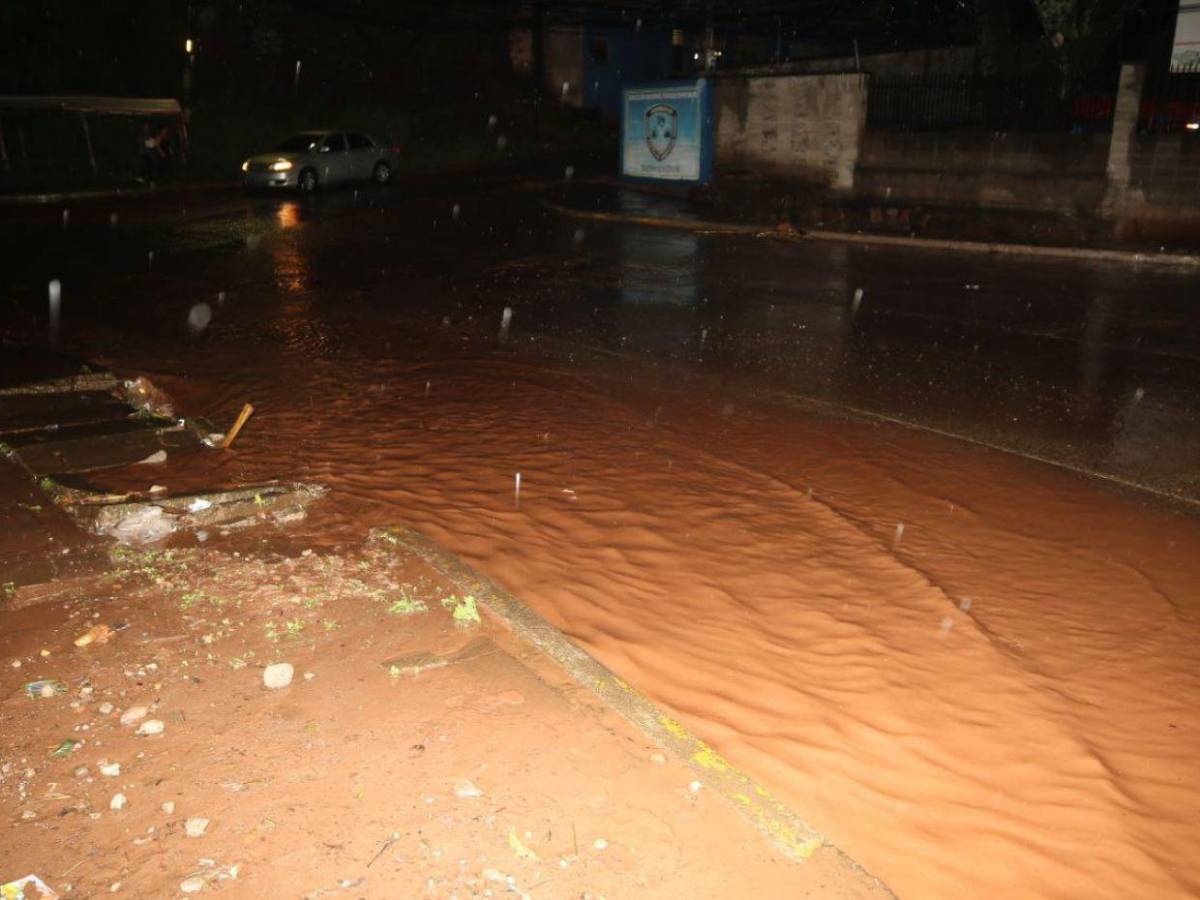 Fuertes corrientes de agua e inundaciones registró Tegucigalpa por lluvias