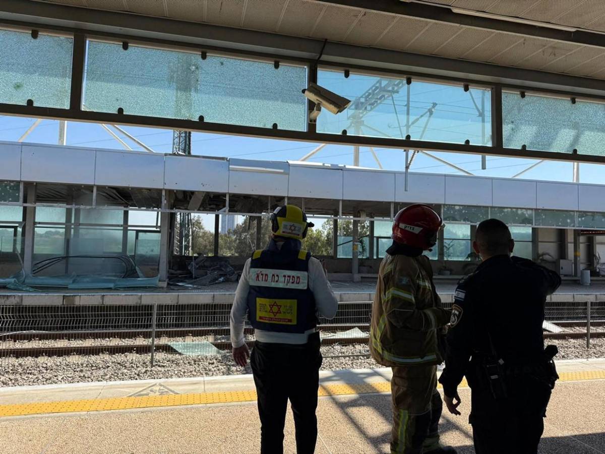 Destrozos y dos muertos en Tel Aviv tras última andanada de misiles de Irán