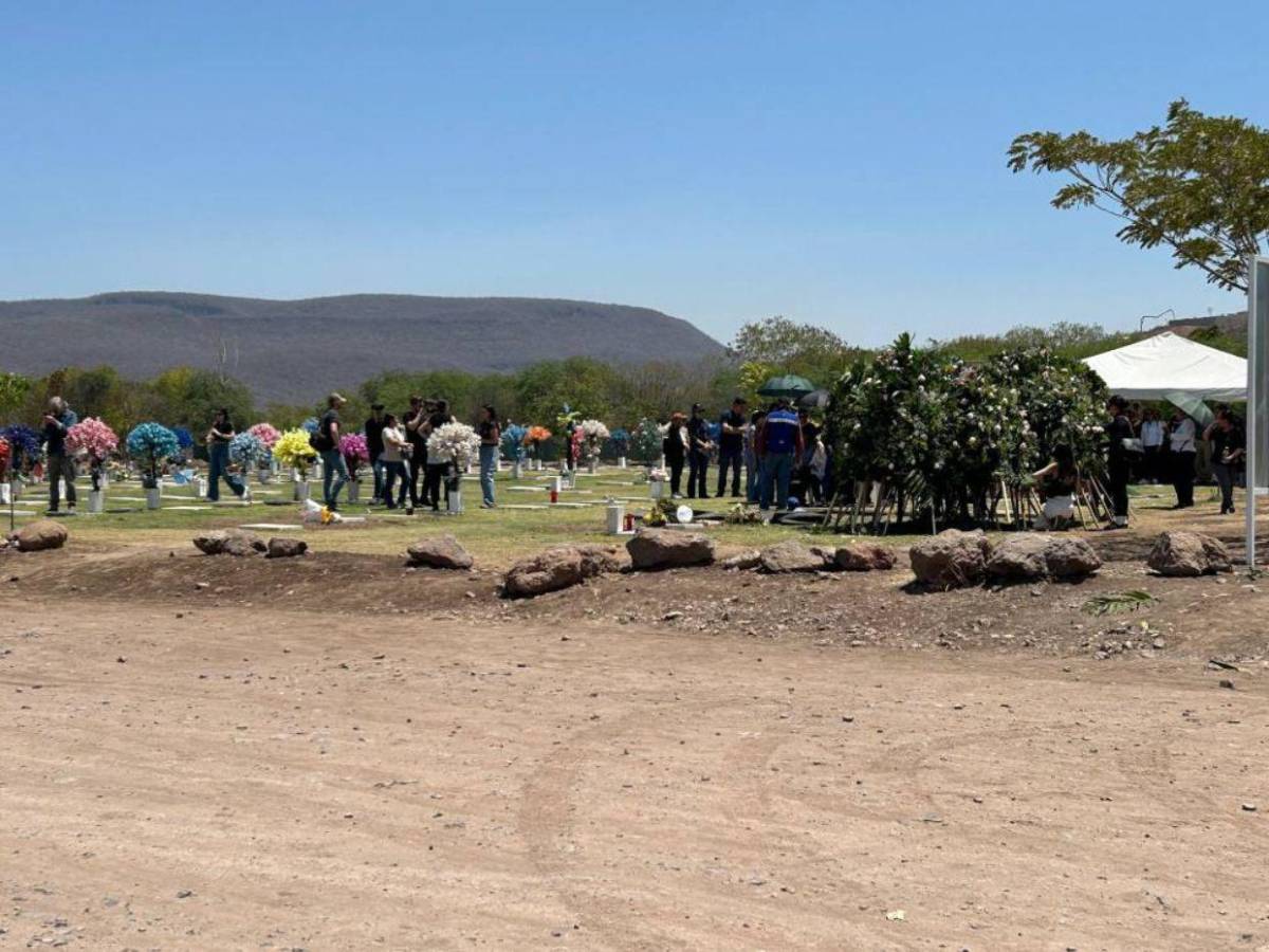 Dan último adiós a Vivian Karely Aispuro, joven hallada muerta en Culiacán Dan último adiós a Vivian Karely Aispuro, joven hallada muerta en Culiacán