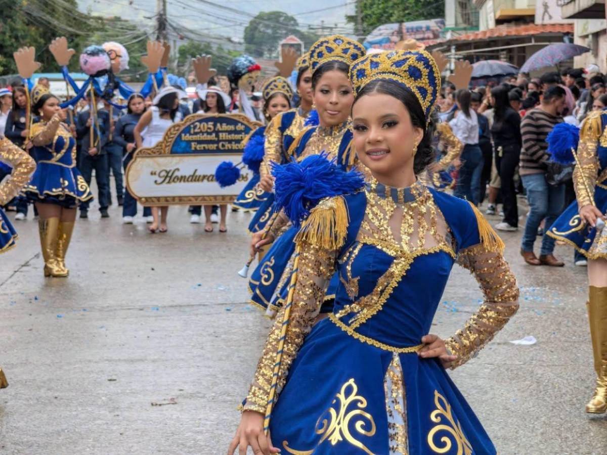 Alta costura y elegancia: palillonas de Danlí, El Paraíso, impactan con sus trajes patrióticos
