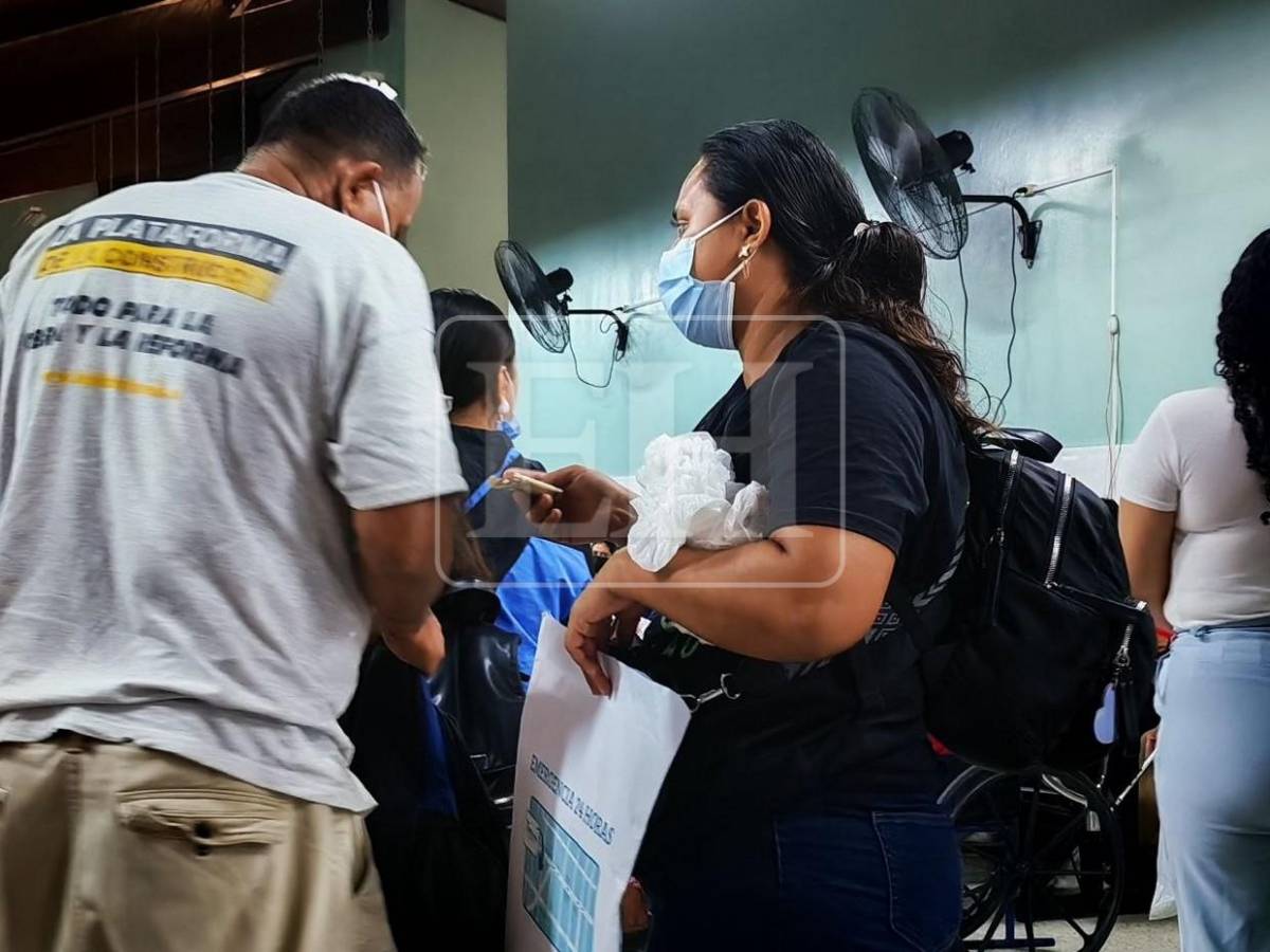 Abarrotada lucen salas del Hospital El Toráx por infecciones respiratorias