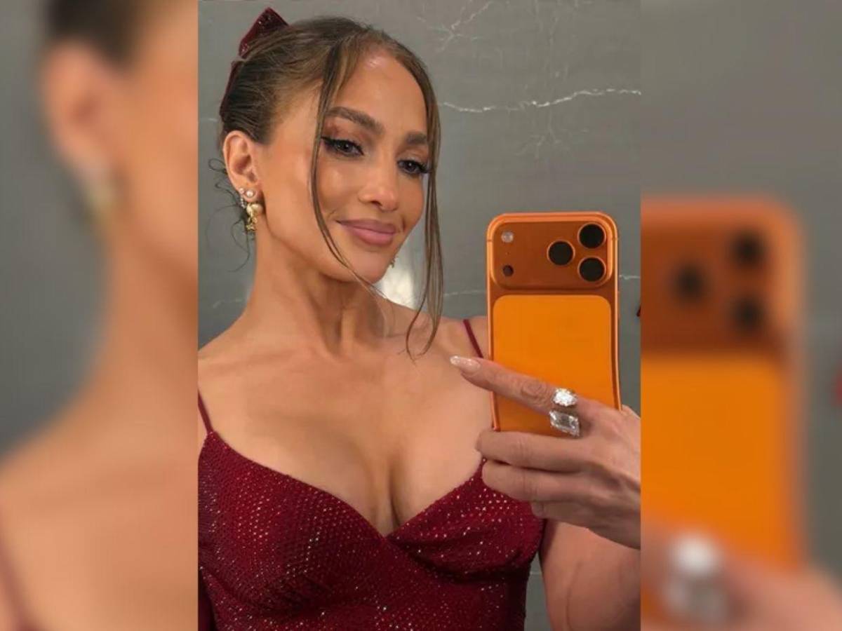 Acusan a Jennifer López de abusar del Photoshop en su postal navideña