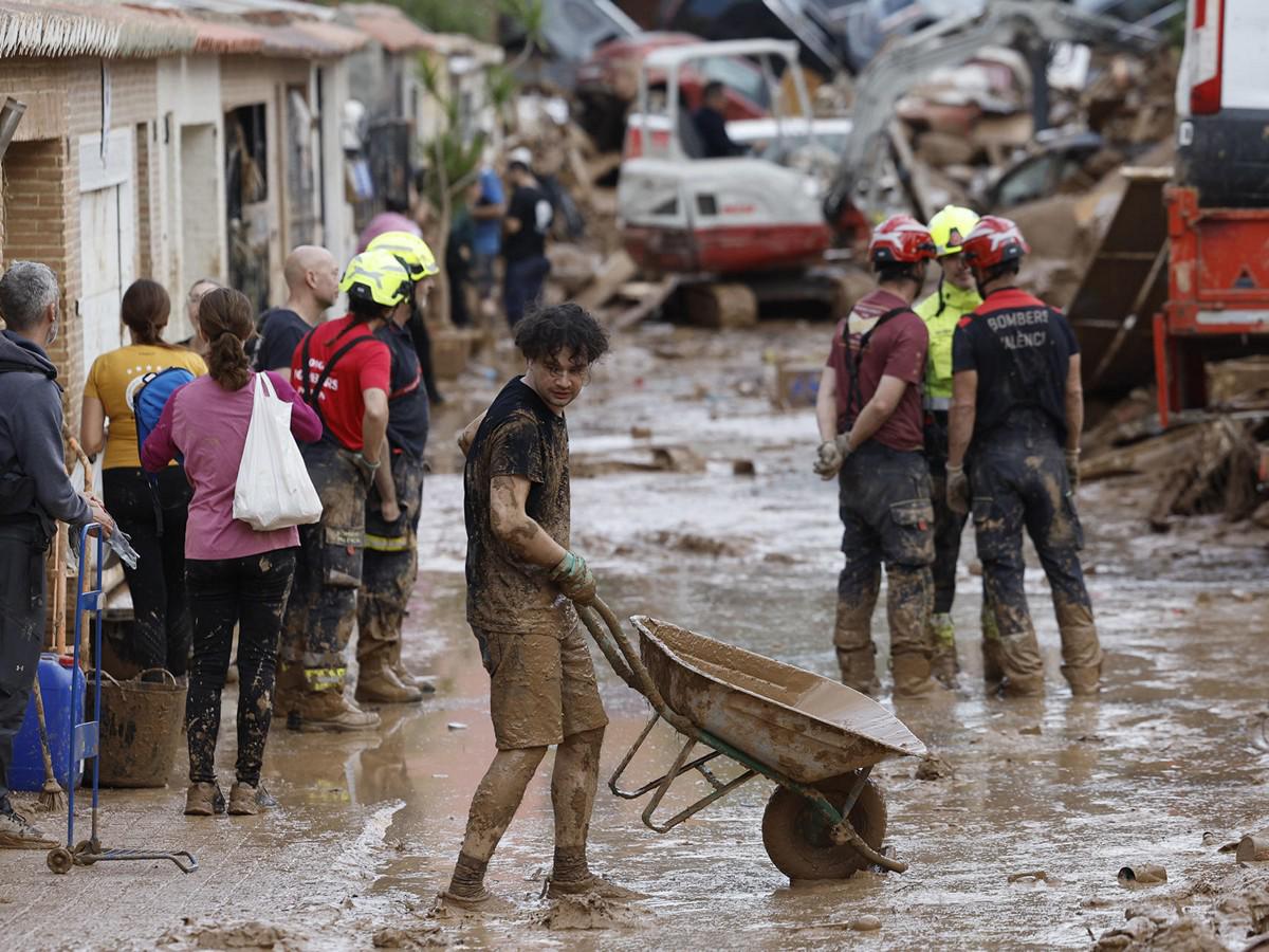 Cientos de voluntarios trabajan en la limpieza y búsqueda de desaparecidos en Valencia Cientos de voluntarios trabajan en la limpieza y búsqueda de desaparecidos en Valencia