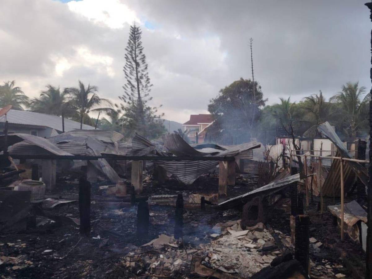 En fotos: el alcance de los daños a viviendas por potente incendio en Guanaja