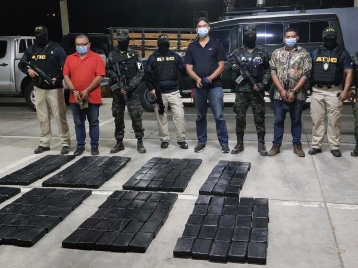 Incautan más de 180 kilos de supuesta cocaína que iban escondidos en una camioneta