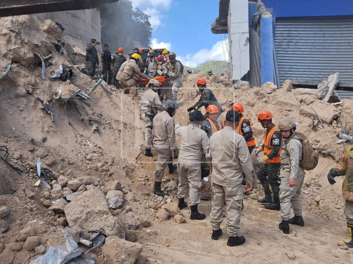 Mediante cadena humana fue el doloroso rescate de los restos de don Félix Núñez