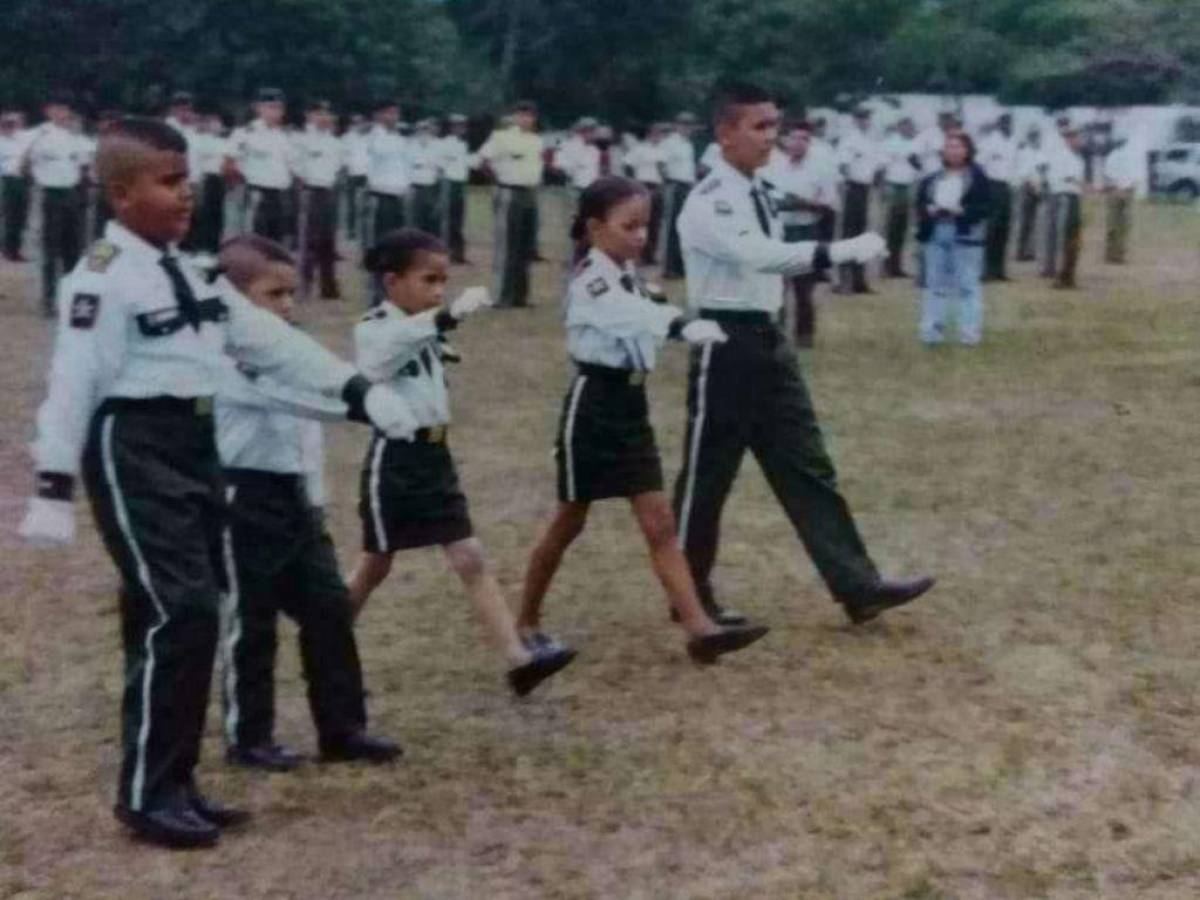 Desfilando en su etapa en la Escuela Liceo Militar del Norte.