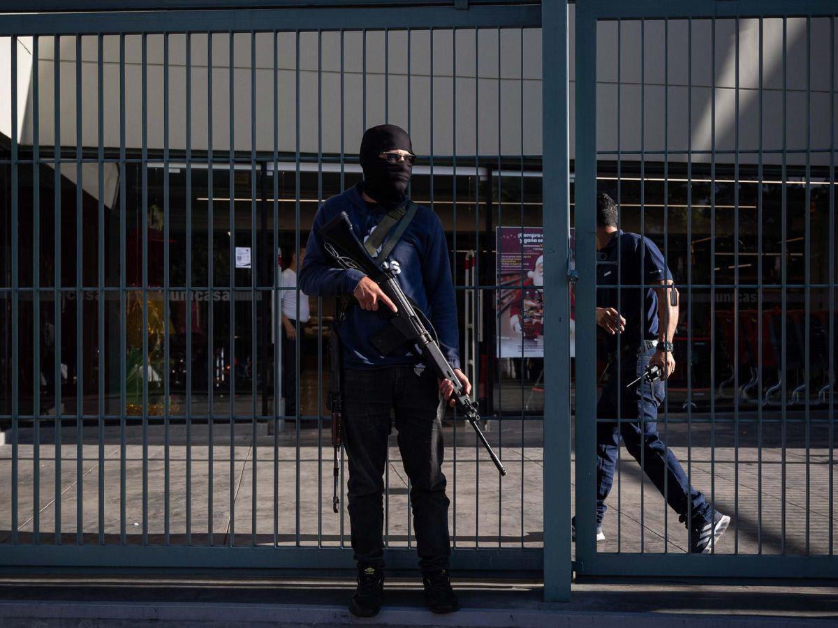 Resguardados, largas filas en supermercados y calles vacías: ambiente en Venezuela tras caída de Maduro
