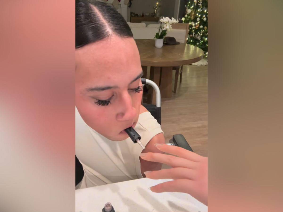 Nació sin brazos ni piernas y hoy es una estrella del maquillaje en TikTok: Briel Adams-Wheatley