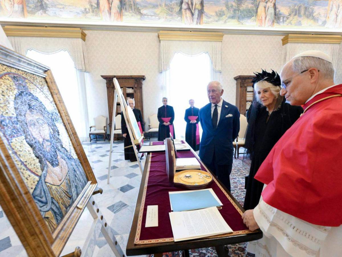 Rey Carlos III y papa León rezan juntos en la Capilla Sixtina: así fue el encuentro en el Vaticano