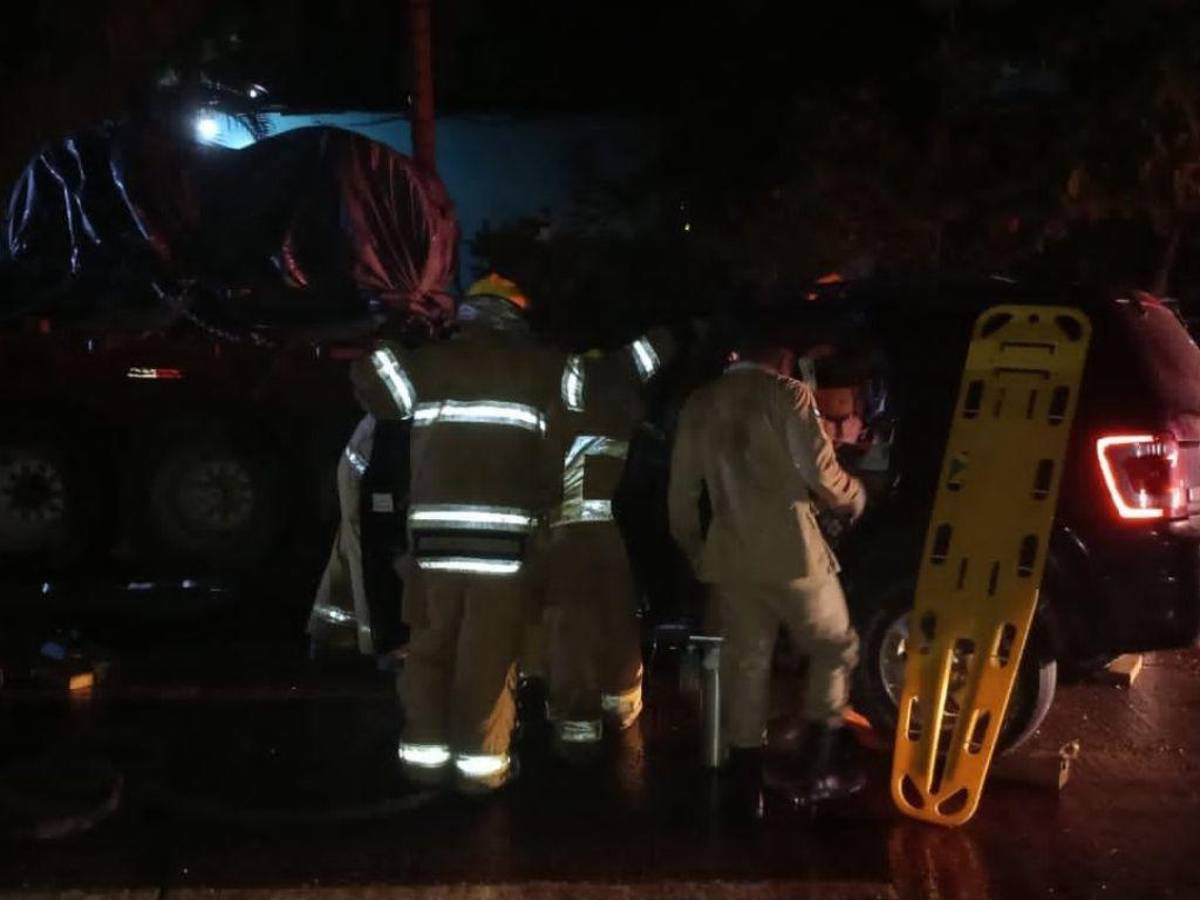 Miembros del Cuerpo de Bomberos llegaron al lugar de los hechos para auxiliar a las víctimas.