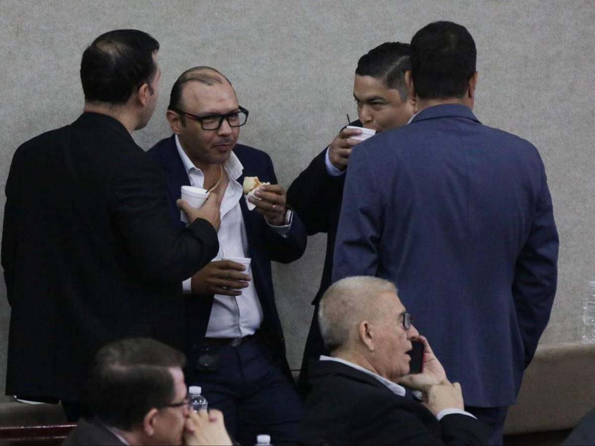 Atentos al celular, al “chismecito” y al café: diputados en plena sesión parlamentaria
