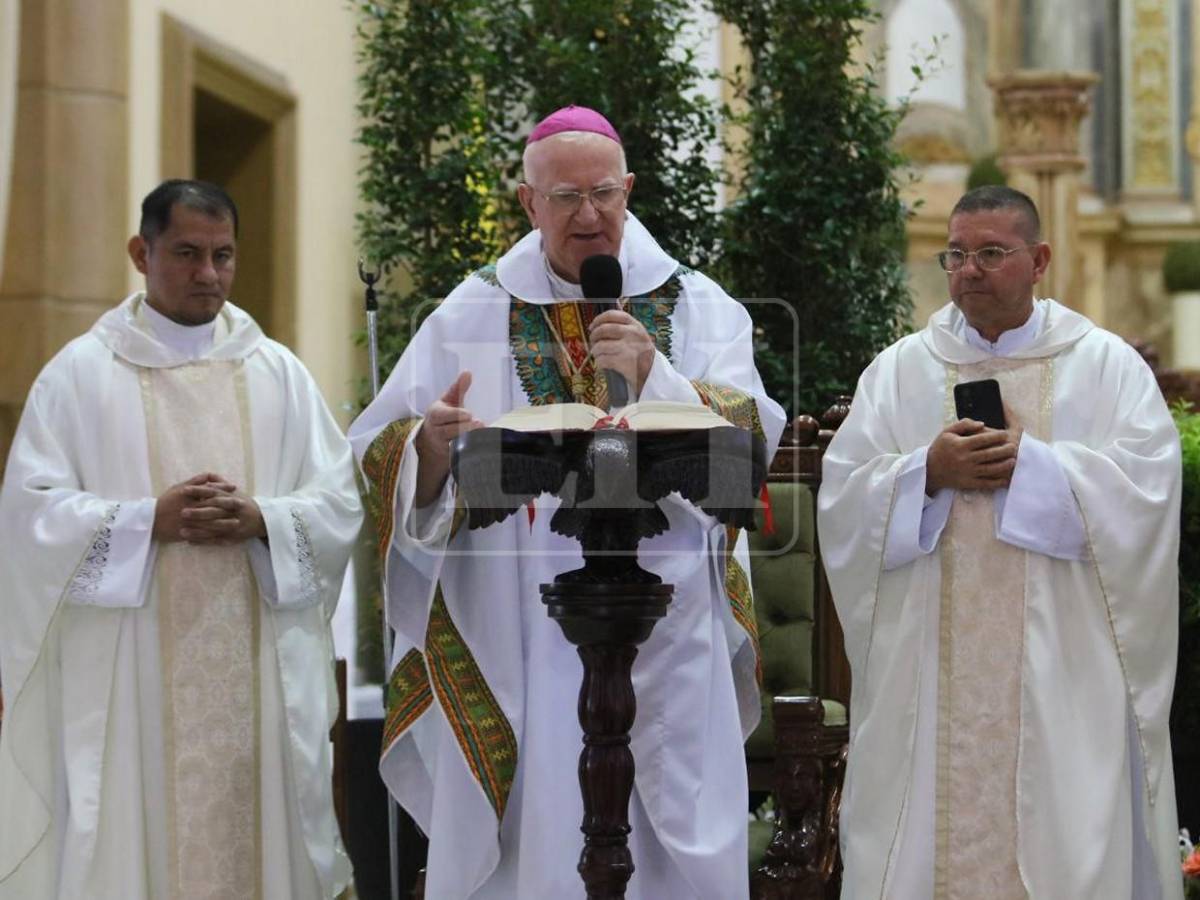 Entre devoción y oraciones: fieles llenan este sábado la Basílica Menor de Suyapa