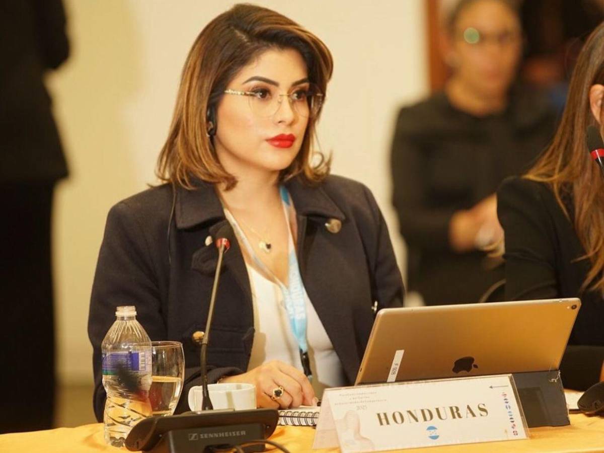 ¿Quién es Suyen Muñoz, la mujer a la que besó Luis Redondo en el Congreso?