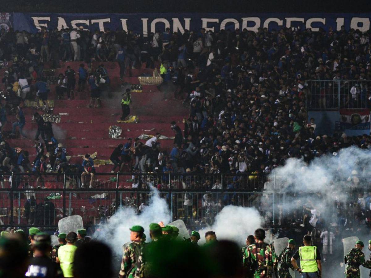 ¡Tragedia! Al menos 127 personas mueren por disturbios en partido de fútbol en Indonesia