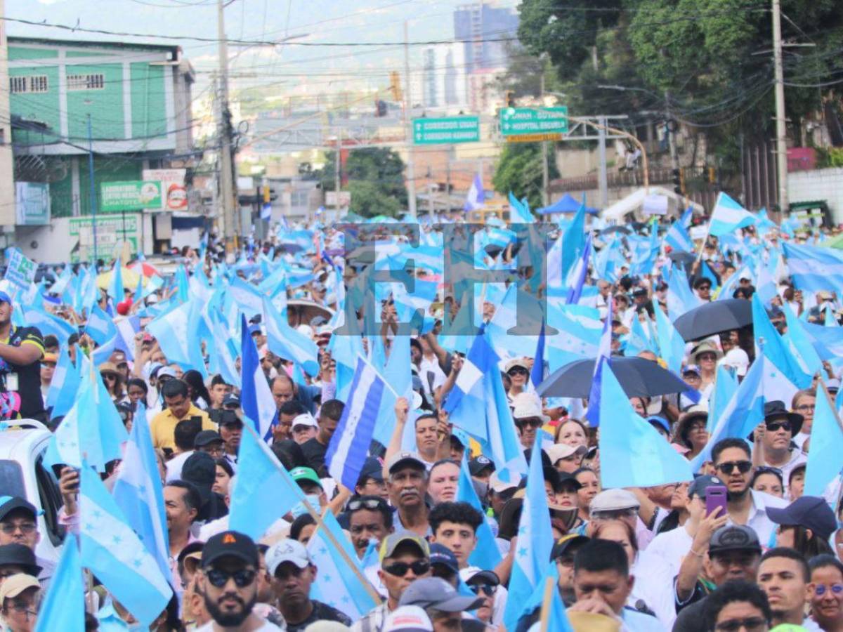 Multitud llena de fe: Las mejores imágenes de la caminata de las iglesias