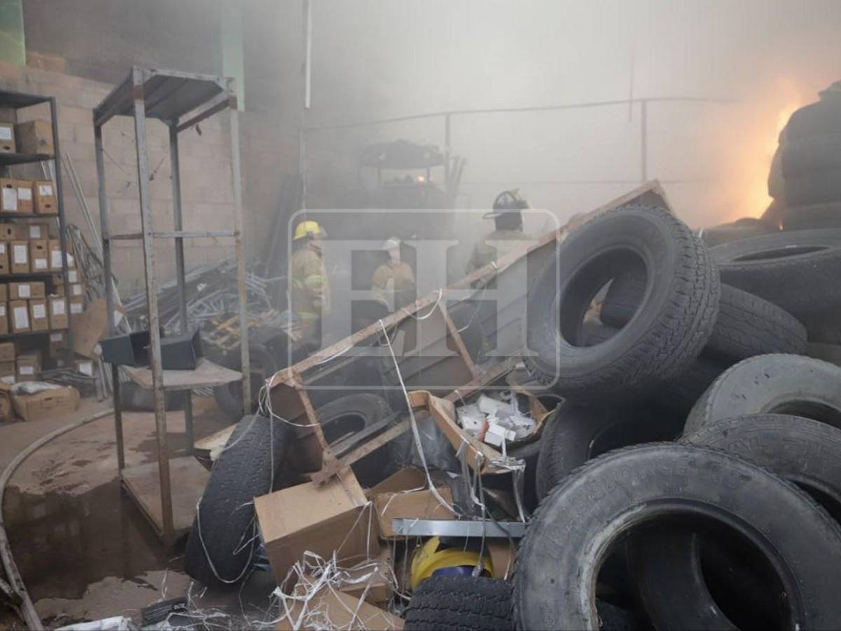 Incendio consume bodega de Migración en colonia Quezada, cerca del Juana Laínez