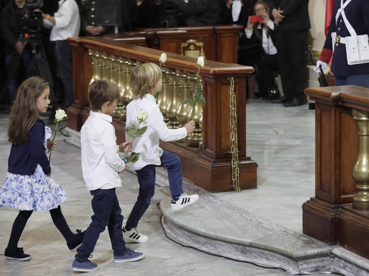El emotivo gesto de Alejandro a su padre, el senador Miguel Uribe Turbay, durante funeral