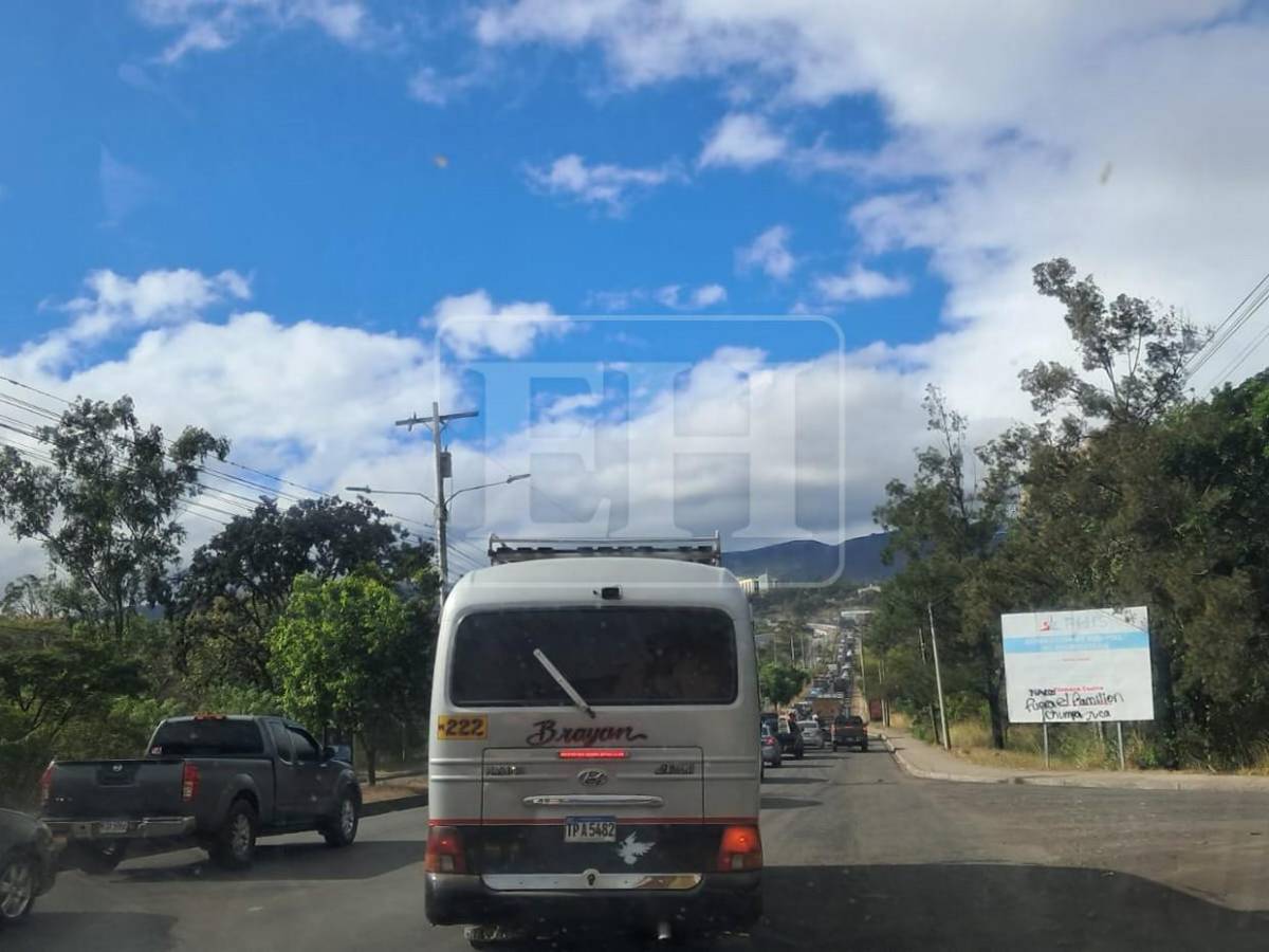 Caos vial en anillo periférico por cierre de puente Papa Francisco