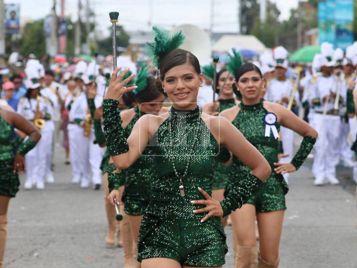 Las palillonas del Jesús Aguilar Paz deslumbran con sus brillantes trajes verdes este 15 de septiembre