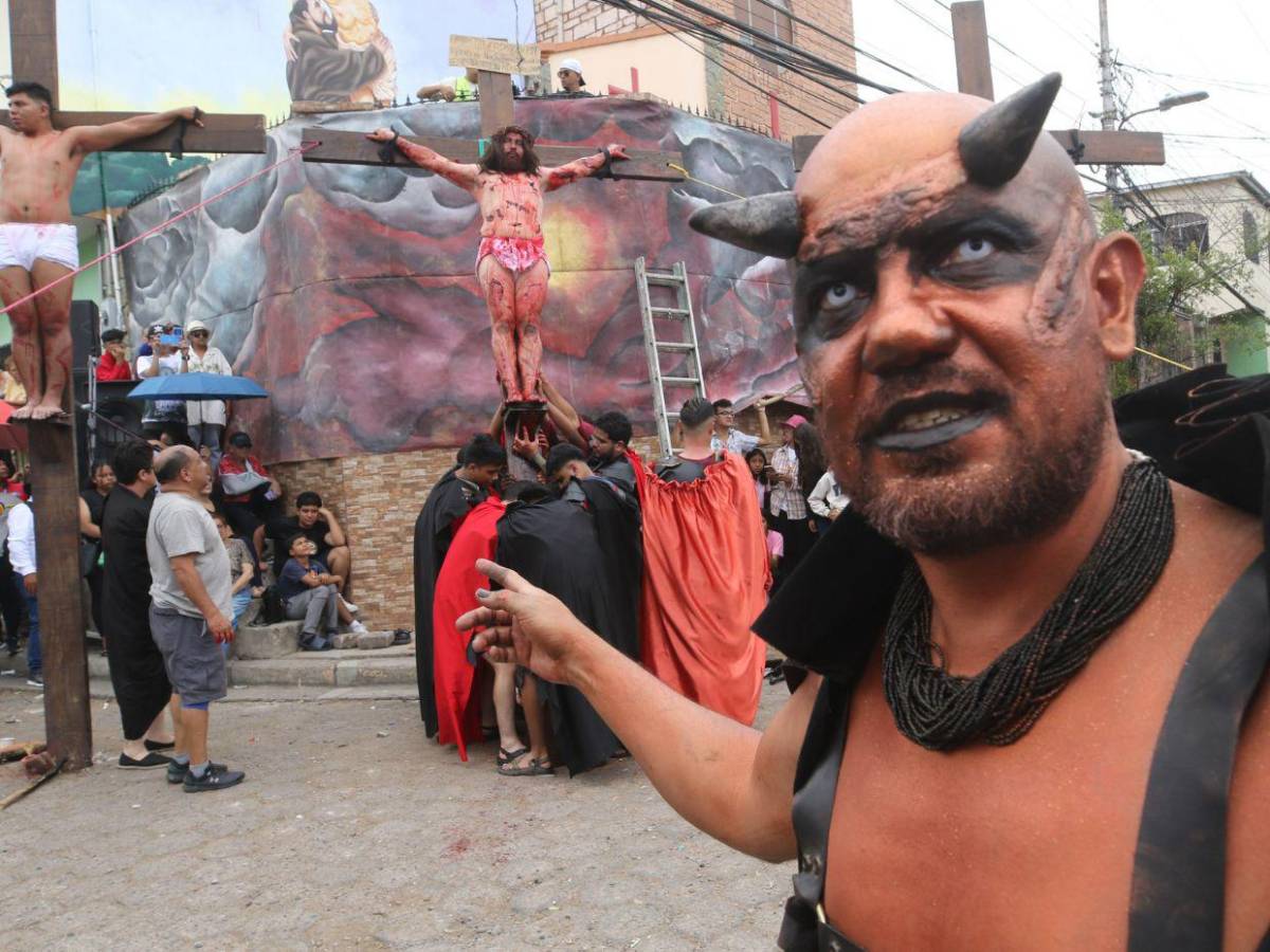 Mario y Erick, los hermanos que interpretaron a Jesús y a Satanás en Vía Crucis de la capital Mario y Erick, los hermanos que interpretaron a Jesús y a Satanás en Vía Crucis de la capital