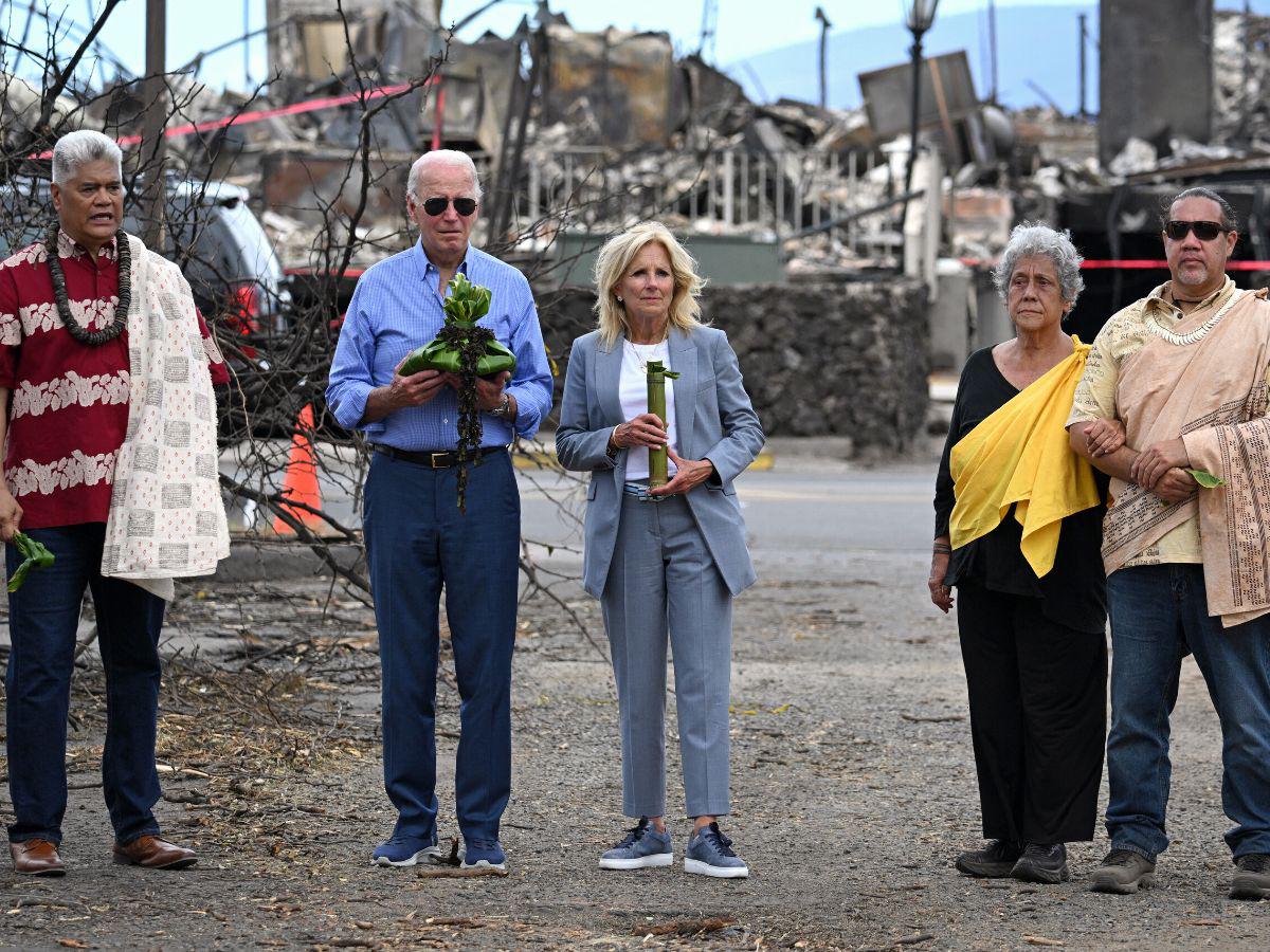 Joe Biden viaja a Hawái entre críticas por su respuesta a incendios