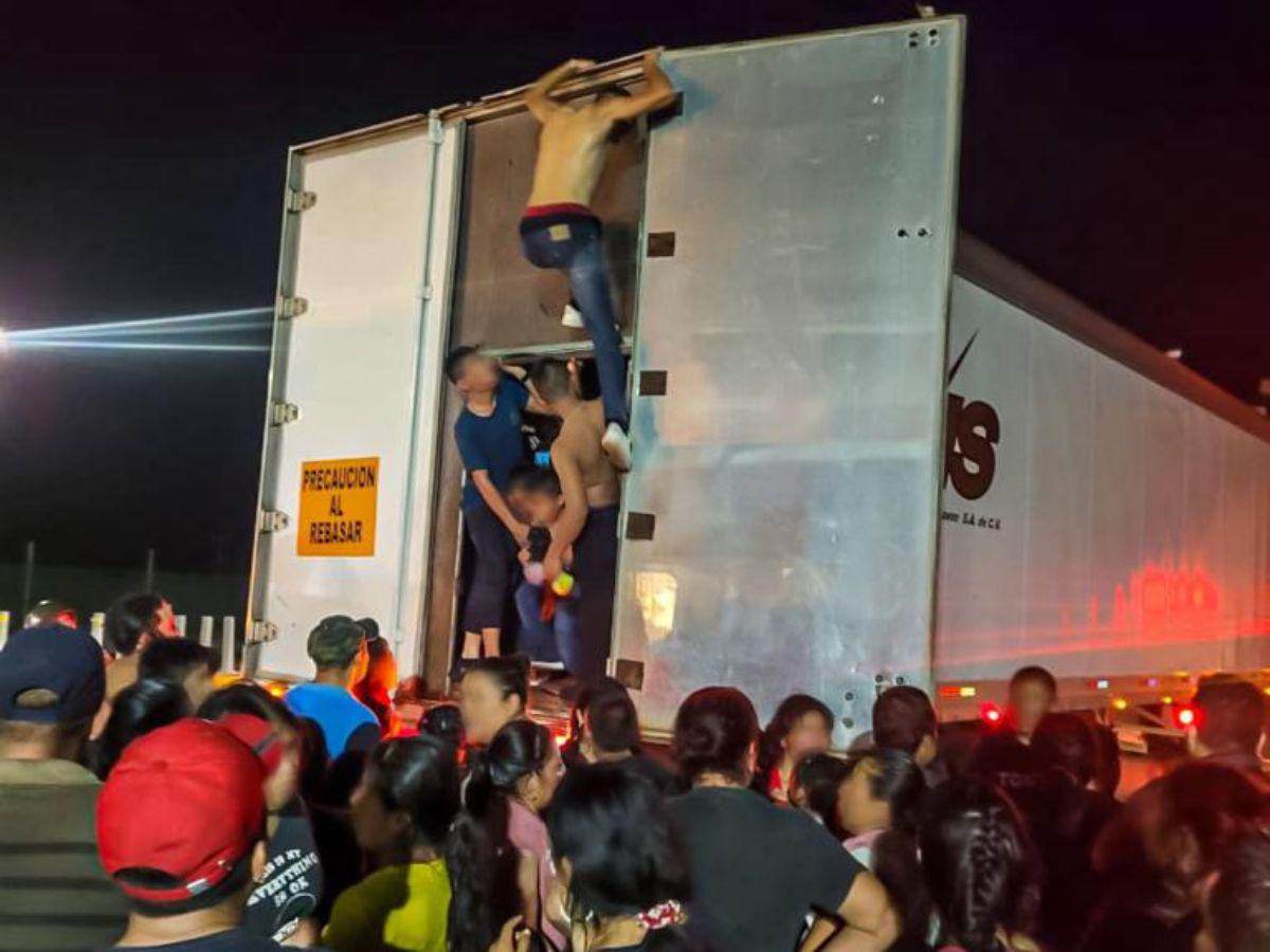 Hallan a 350 migrantes, entre ellos 3 hondureños, hacinados en un tráiler en México