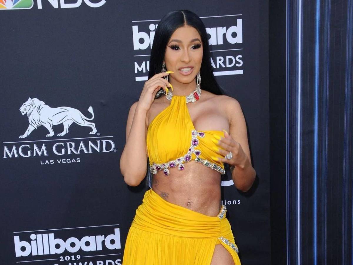 Cardi B confiesa el miedo que frena su próxima visita al quirófano