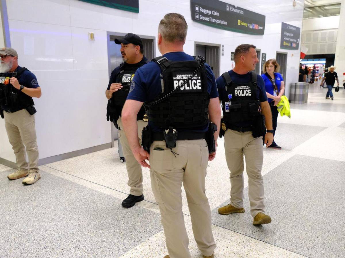 Lo que debes saber sobre el despliegue de agentes de ICE en 14 aeropuertos de EE UU