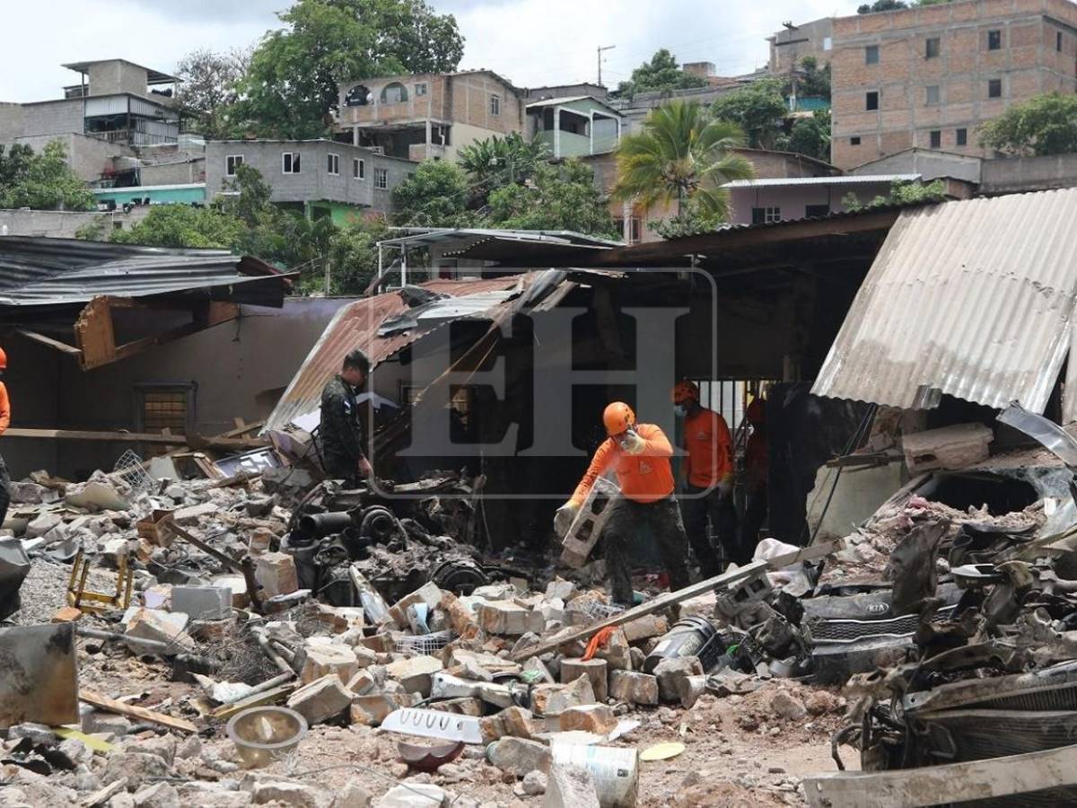 Inician remoción de escombros en zona del accidente de volqueta en Villa Nueva