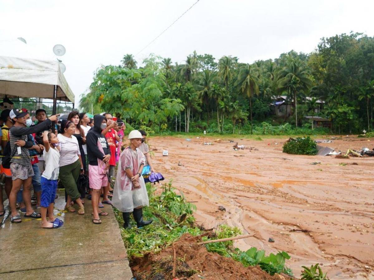 Buscan sobrevivientes de deslizamientos en Filipinas que dejaron 42 muertos