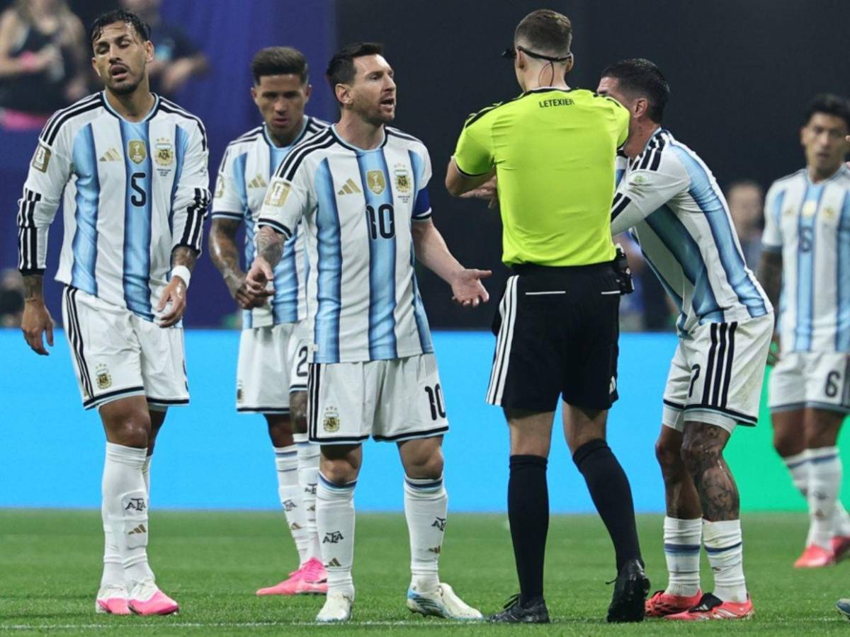 ¿Castigo o respaldo? La FIFA define el futuro del árbitro del Argentina-Egipto, tras ser señalado de amaño