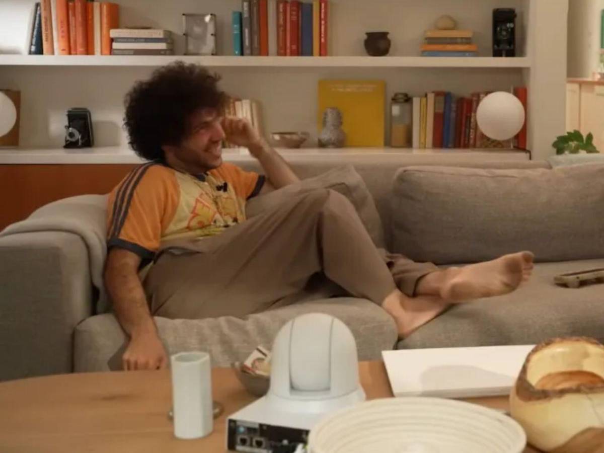 Es sumisión patética: Selena Gómez besa los pies de Benny Blanco y desata críticas