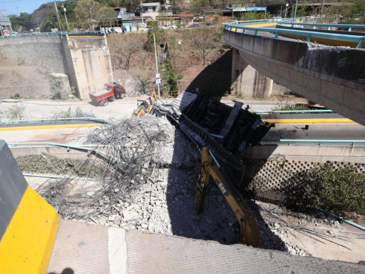 Así avanza la demolición de la rampa del puente Juan Manuel Gálvez tras colapsar