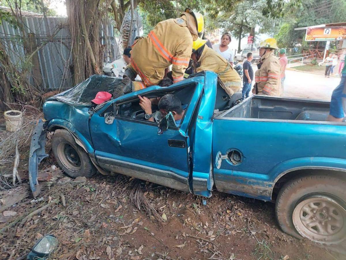 Brutal accidente deja tres personas atrapadas dentro de un vehículo en Catacamas