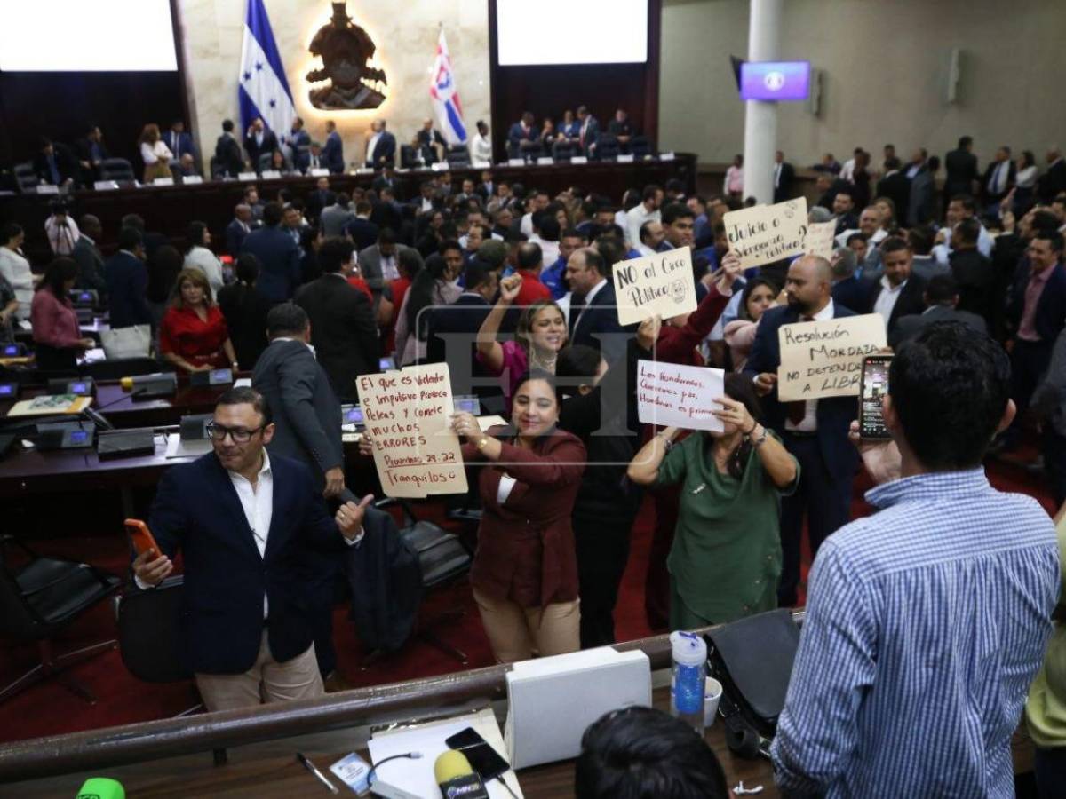 Zafarrancho en el CN: diputados se van a los empujones por destitución de Johel Zelaya