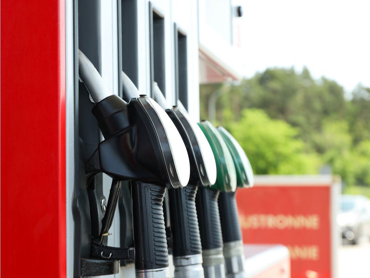 Conductores se abastecen de combustible días antes de un nuevo incremento en Centroamérica