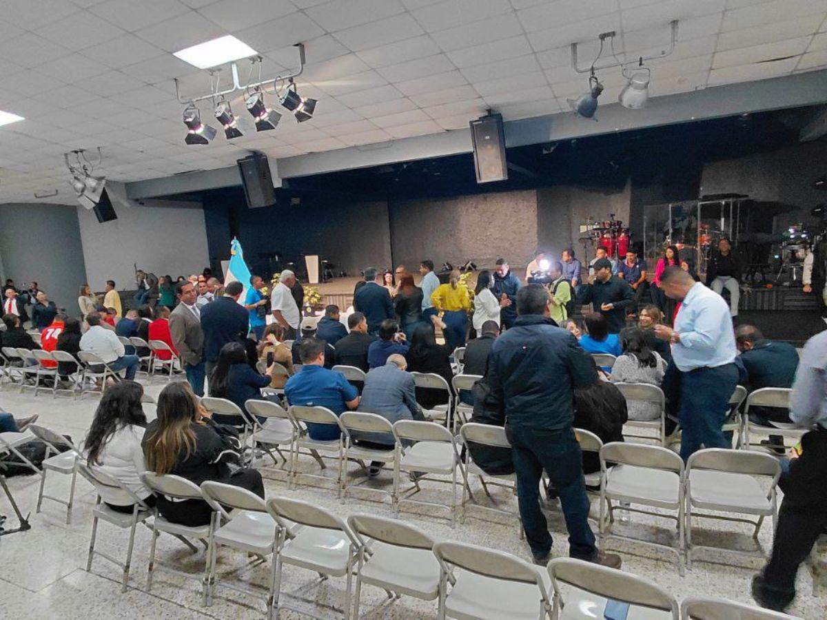 En una iglesia y con más de 70 diputados: así se desarrolla sesión extraordinaria de la oposición